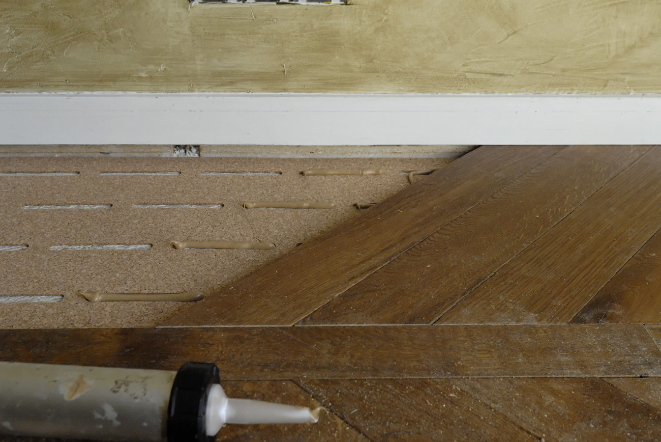 The parquet floor passes under the floor and the baseboard remained in place