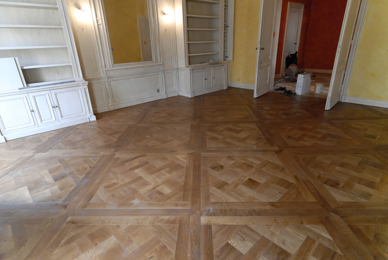 Finish oiled waxed for these panels Versailles