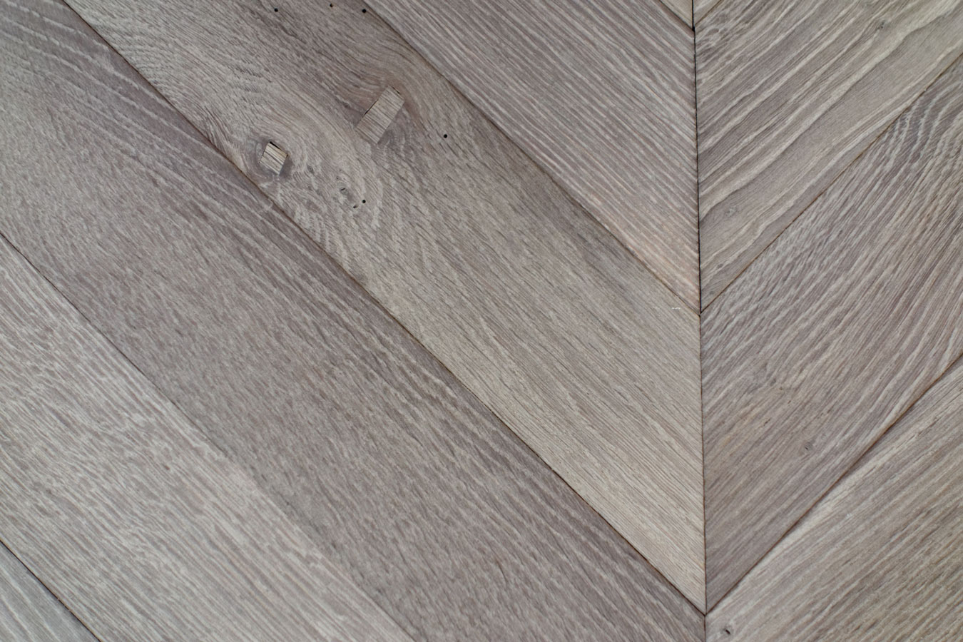 Brushed aspect, washed gray, protected by a natural finish: Bona Naturale