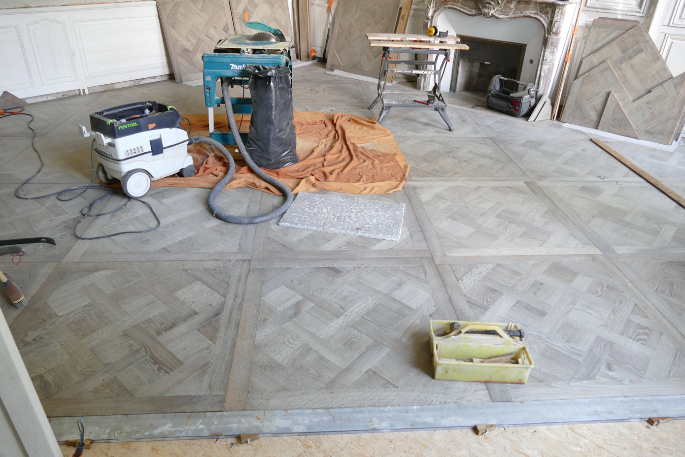 Laying parquet floor Versailles