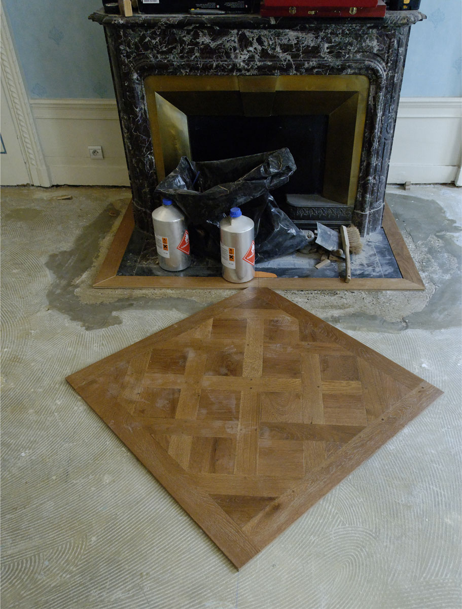 The Versailles panels parquet floor are obviously centered on the fireplace