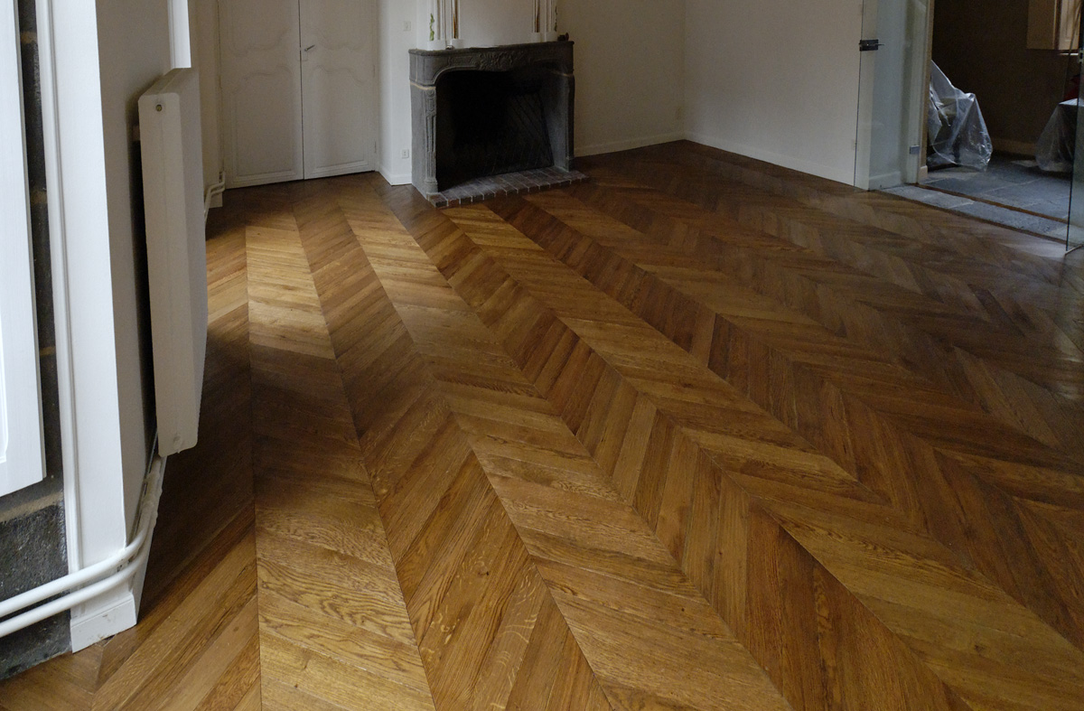 Finition patine vieillie pour ce parquet. Aprs la mise en teinte, la protection est assure par de l'huile spciale parquet