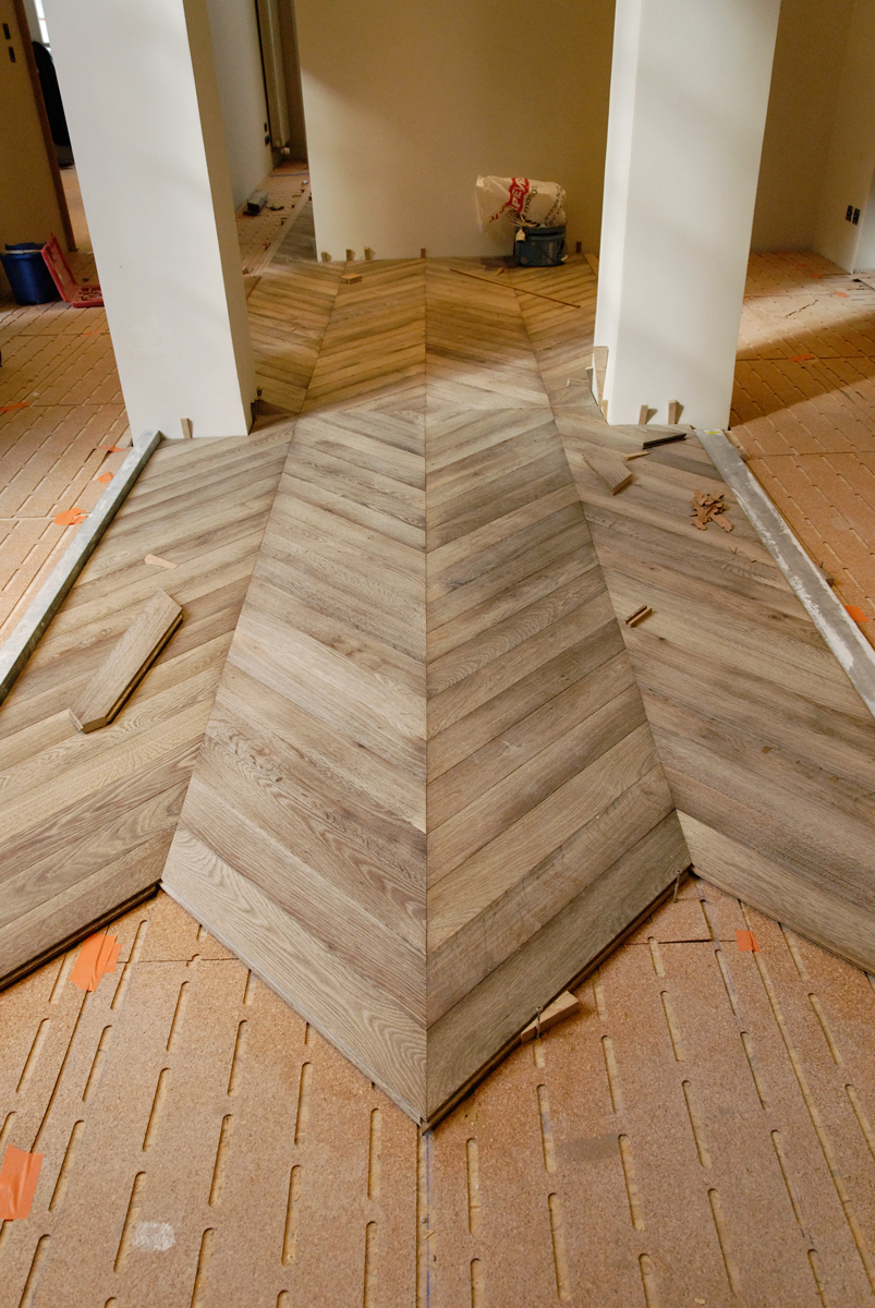 La finition du parquet gris lessiv a t ralise en atelier avant la pose