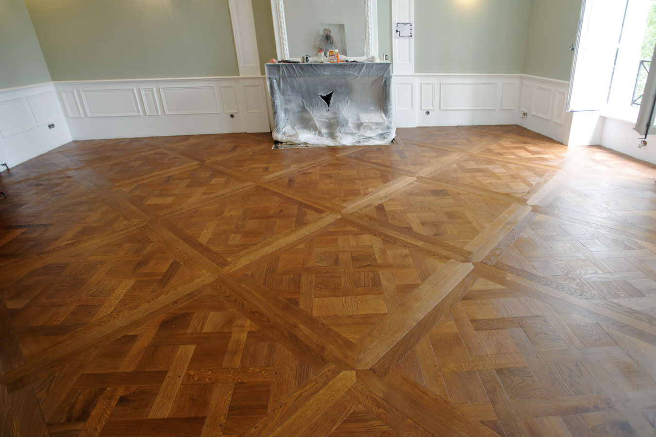 This panel Versailles parquet floor is installing 