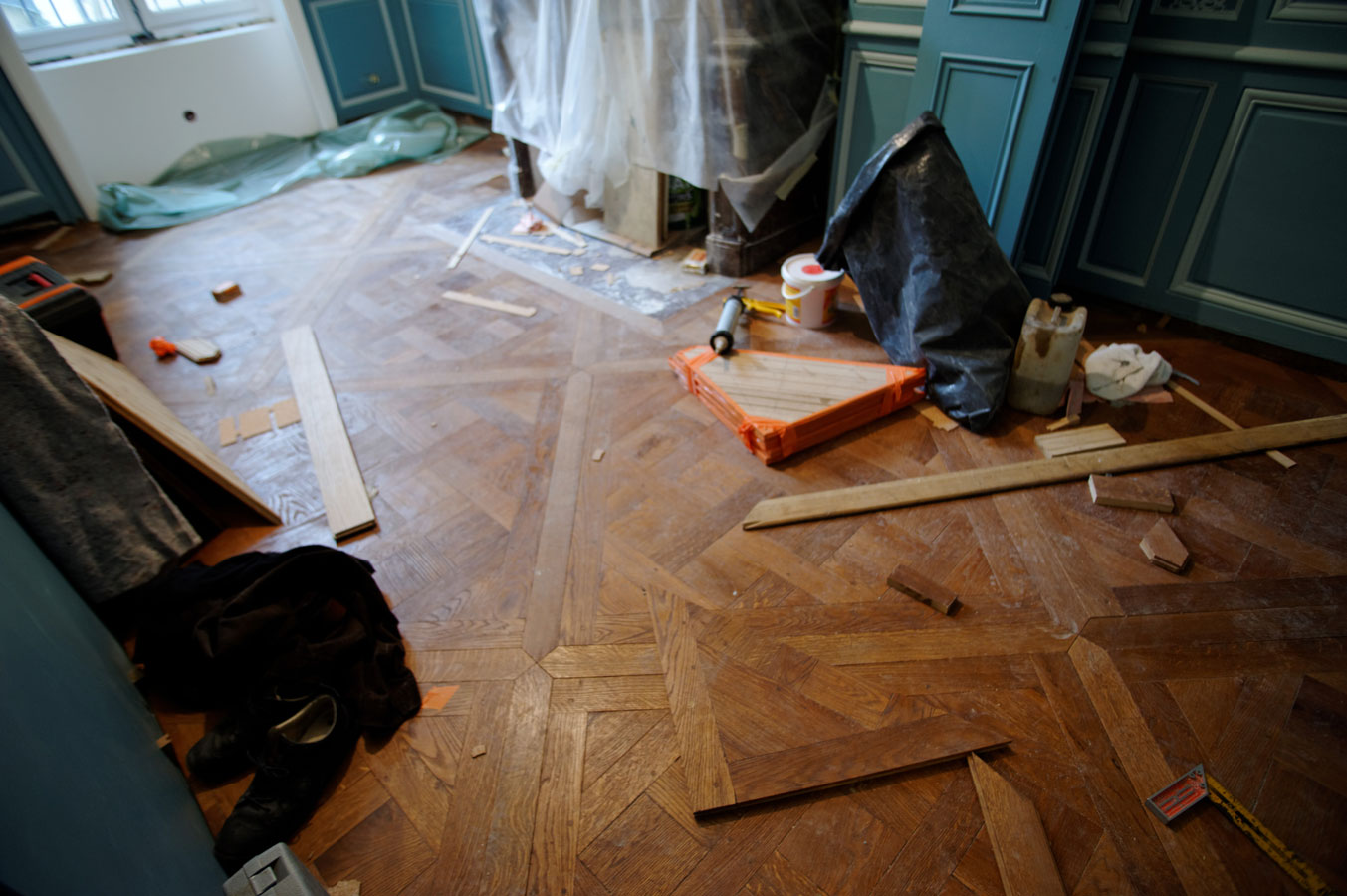 Versailles parquet panels with shuttles