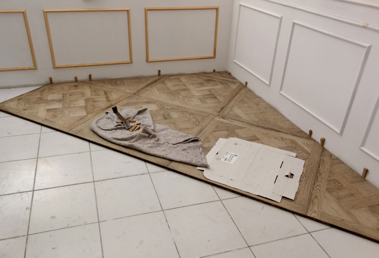 Parquet  panneaux Versailles en chne gris lessiv