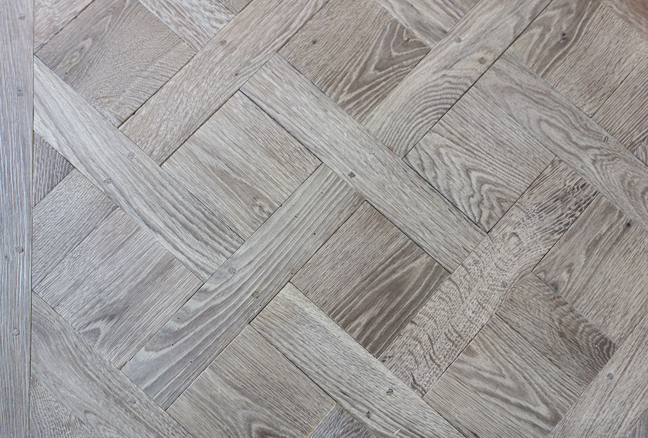 Parquet  panneaux Versailles en chne gris lessiv