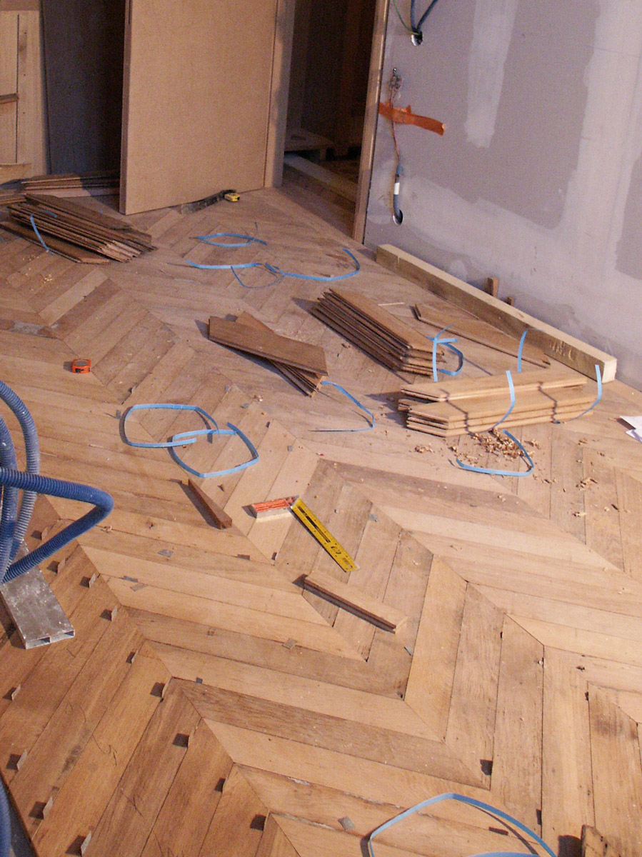 Chevron parquet floor in oak
