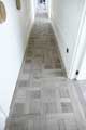 Grand couloir avec tapis parquet Chantilly